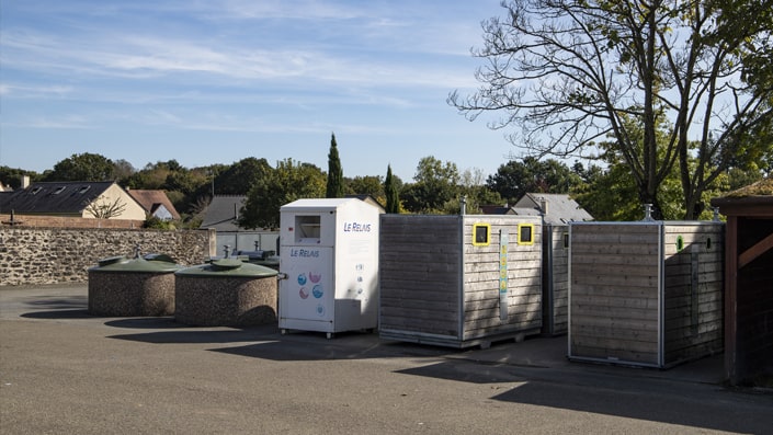 Environnement Point Apport Volontaire Poubelles Point de collecte du parking du cimetière Châtres la Forêt 01