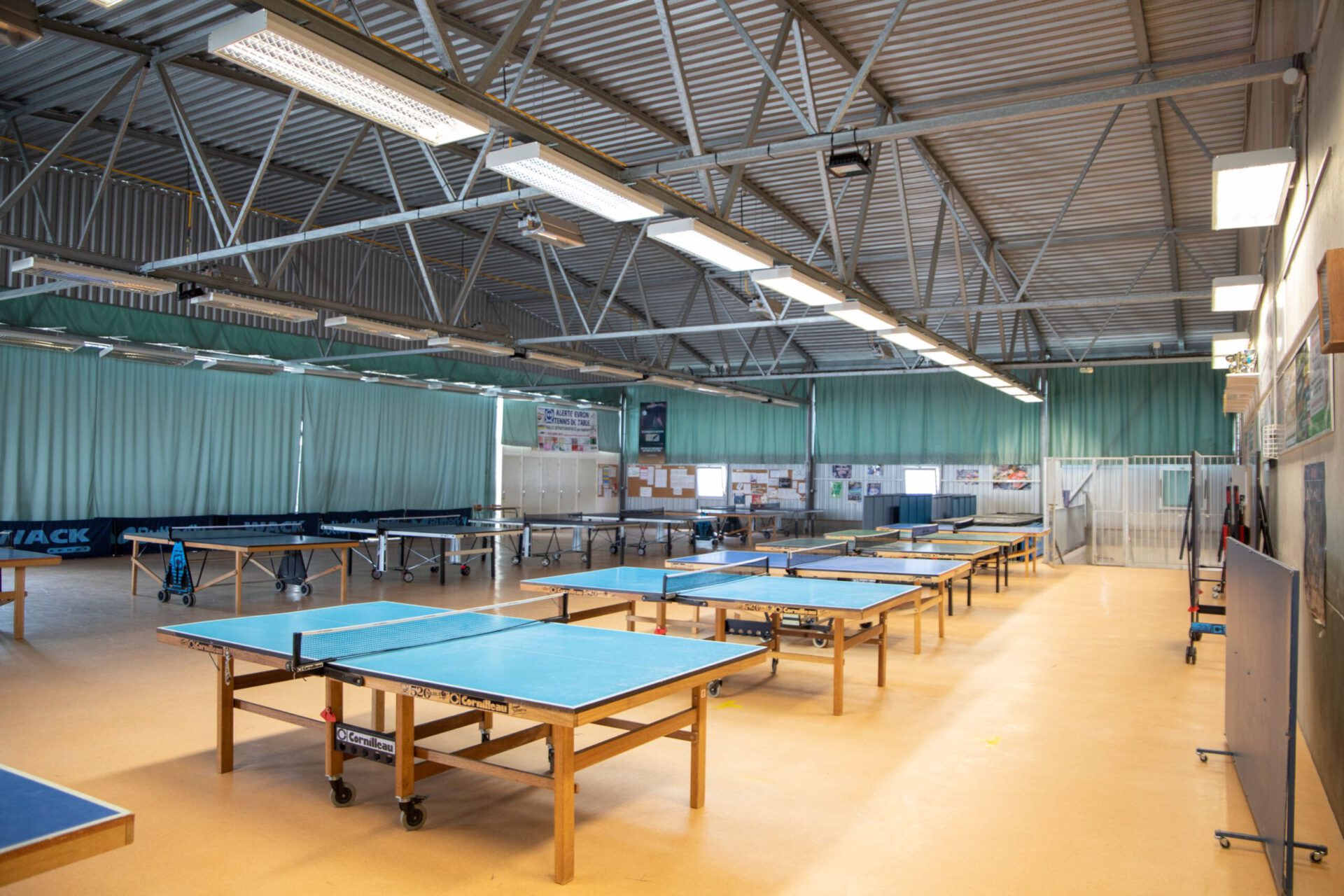 IMG 7891 Évron Complexe Sportif Salle de ping pong scaled