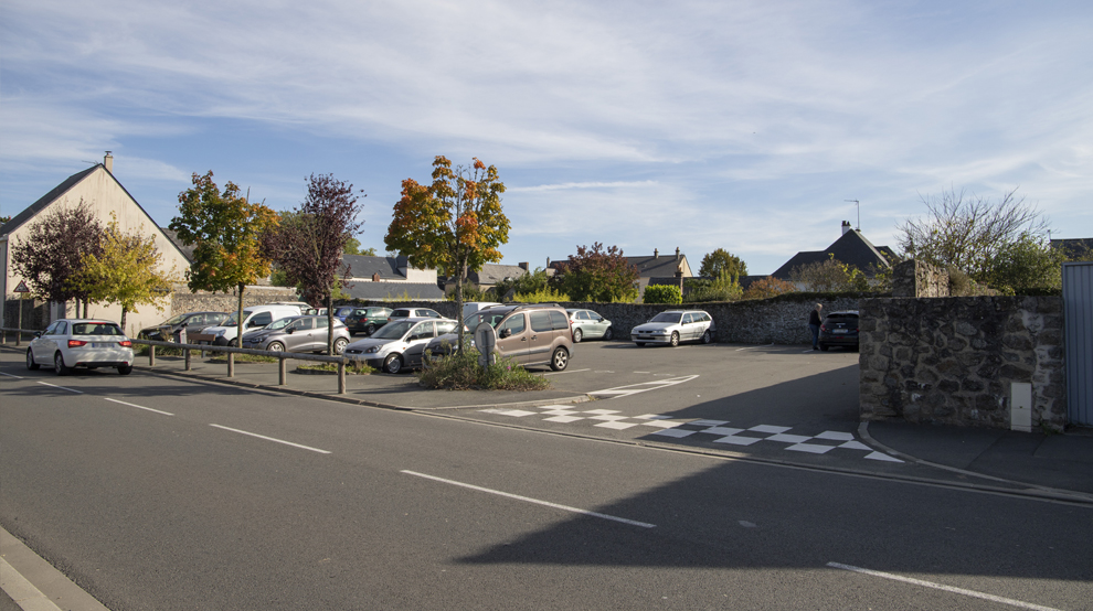 Parking du cimetière Evron 01