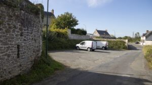 Parking du cimetière Saint Christophe du Luat Evron