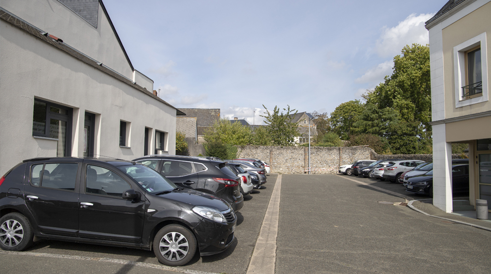 Parking de la mairie Evron 01