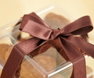 Remise d’un ballotin de chocolat pour la nouvelle année 2025