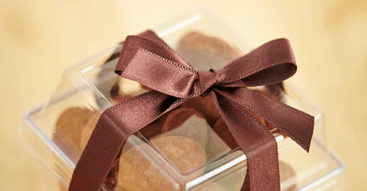 Remise d'un ballotin de chocolat pour la nouvelle année 2025